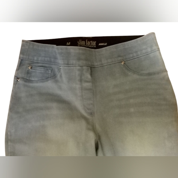 Investments- NWT, Slim Factor, Lite Washed Ankle Blue Jeans Beaded Bottoms, Med. - Picture 4 of 8